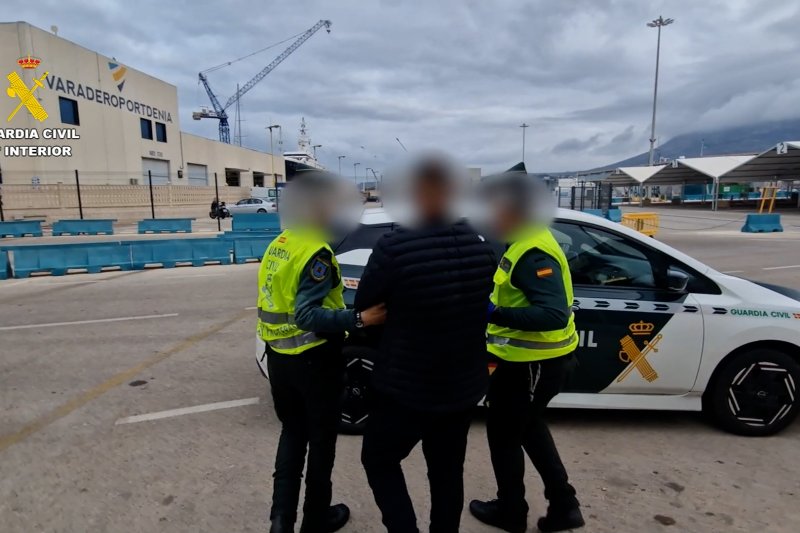Detenido en Dénia cuando intentaba embarcar con mas de cinco kilos de cocaína ocultas en su coche  Detenido en Dénia cuando intentaba embarcar con mas de cinco kilos de cocaína ocultas en su coche