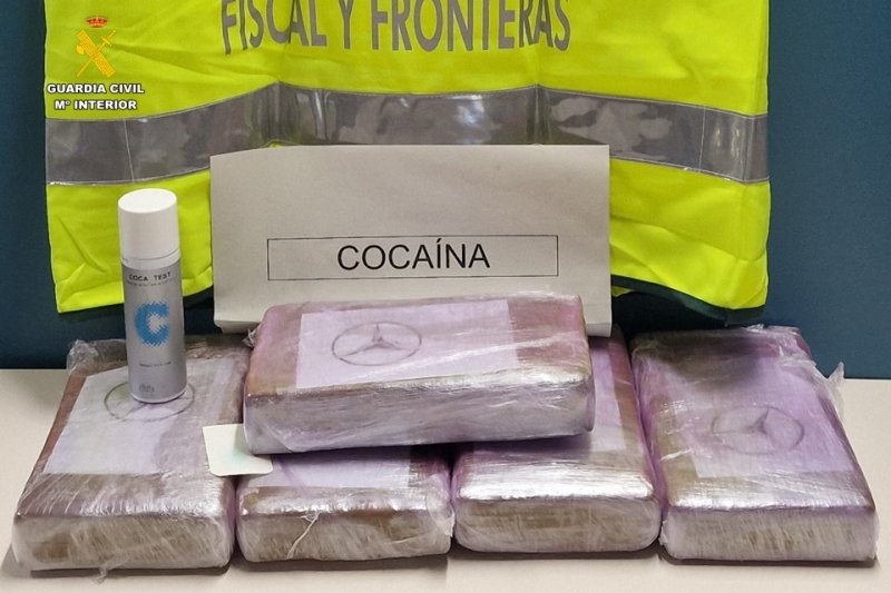 Detenido en Dénia cuando intentaba embarcar con mas de cinco kilos de cocaína ocultas en su coche  Detenido en Dénia cuando intentaba embarcar con mas de cinco kilos de cocaína ocultas en su coche