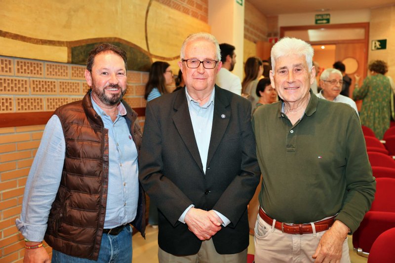 La primera Gala del Comerç de Xàbia reconoce a cuatro establecimientos y pone en valor las compras de proximidad La primera Gala del Comerç de Xàbia reconoce a cuatro establecimientos y pone en valor las compras de proximidad