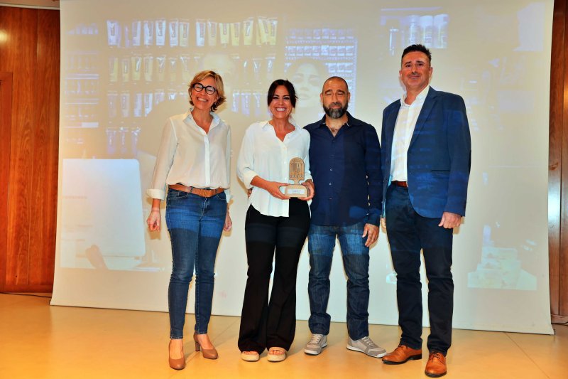 La primera Gala del Comerç de Xàbia reconoce a cuatro establecimientos y pone en valor las compras de proximidad La primera Gala del Comerç de Xàbia reconoce a cuatro establecimientos y pone en valor las compras de proximidad