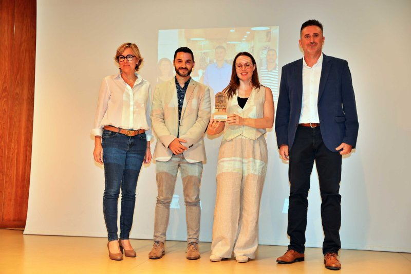 La primera Gala del Comerç de Xàbia reconoce a cuatro establecimientos y pone en valor las compras de proximidad La primera Gala del Comerç de Xàbia reconoce a cuatro establecimientos y pone en valor las compras de proximidad