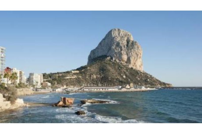 El pleno de Calp libera alturas en el Saladar para proteger los Baños de la Reina El pleno de Calp libera alturas en el Saladar para proteger los Baños de la Reina