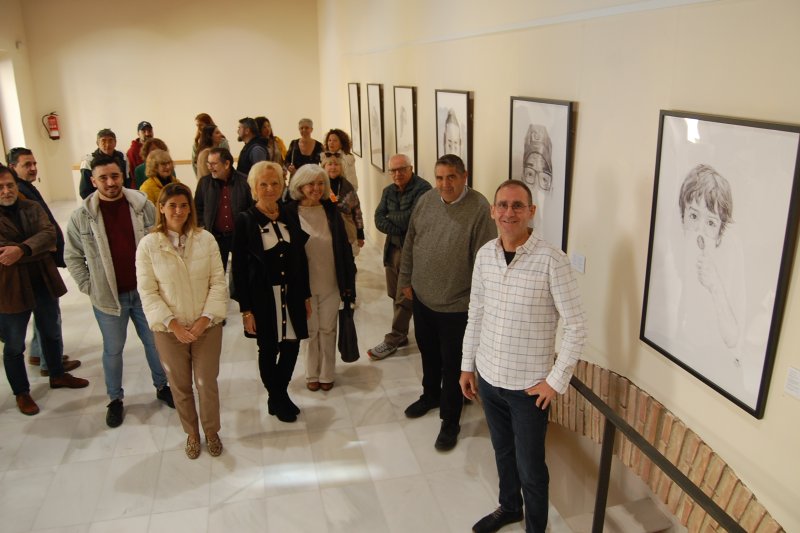 Toni Ortolà llena de miradas con fuerza la Torre de los Duques de Medinaceli de El Verger Toni Ortolà llena de miradas con fuerza la Torre de los Duques de Medinaceli de El Verger