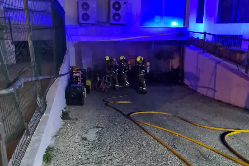 Un incendio obliga a evacuar a  los clientes del hotel Port Dénia en plena madrugada por la acumulación de humo  Un incendio obliga a evacuar a  los clientes del hotel Port Dénia en plena madrugada por la acumulación de humo
