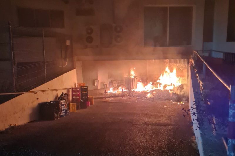 Un incendio obliga a evacuar a  los clientes del hotel Port Dénia en plena madrugada por la acumulación de humo  Un incendio obliga a evacuar a  los clientes del hotel Port Dénia en plena madrugada por la acumulación de humo