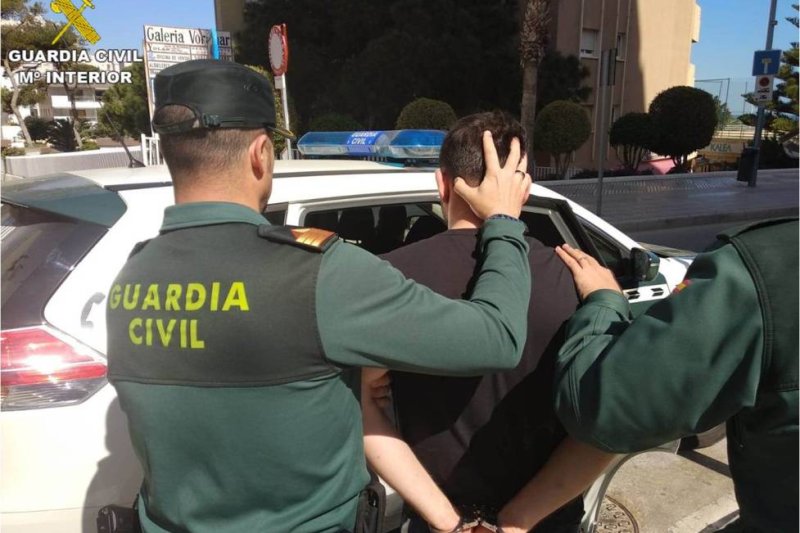 Tres detenidos en Calp en varias operaciones por estafa, hurtos a turistas y tráfico de drogas Tres detenidos en Calp en varias operaciones por estafa, hurtos a turistas y tráfico de drogas