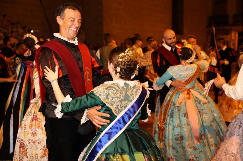 L'emotiva serenata de la Tuna de Xàbia a les regines i representants de Fogueres  L'emotiva serenata de la Tuna de Xàbia a les regines i representants de Fogueres