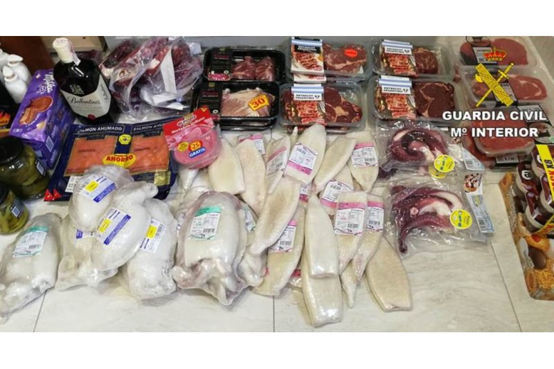 La Guardia Civil detiene a dos ladrones de productos gourmet en supermercados de Calp La Guardia Civil detiene a dos ladrones de productos gourmet en supermercados de Calp