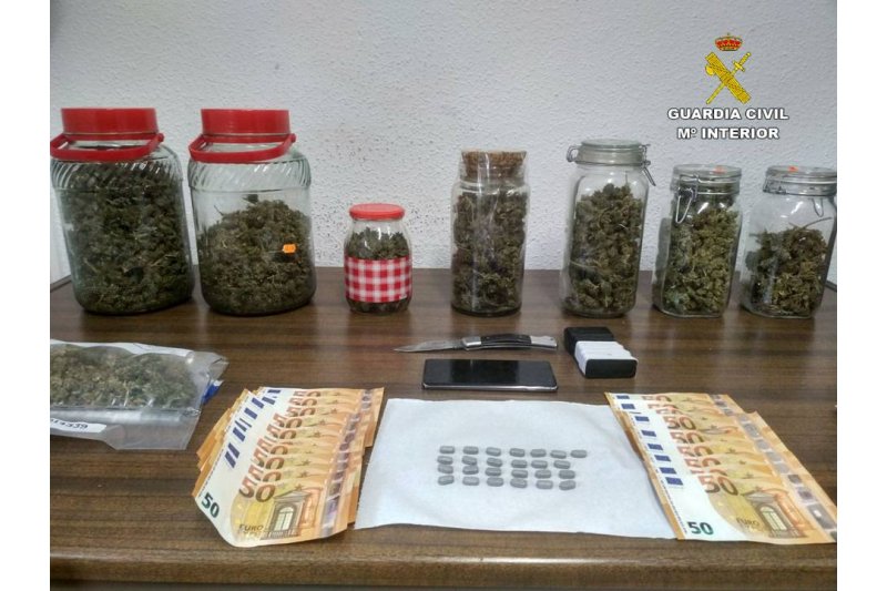 La Guardia Civil desarticula un punto de venta de drogas que abastecía a menores en Xaló La Guardia Civil desarticula un punto de venta de drogas que abastecía a menores en Xaló