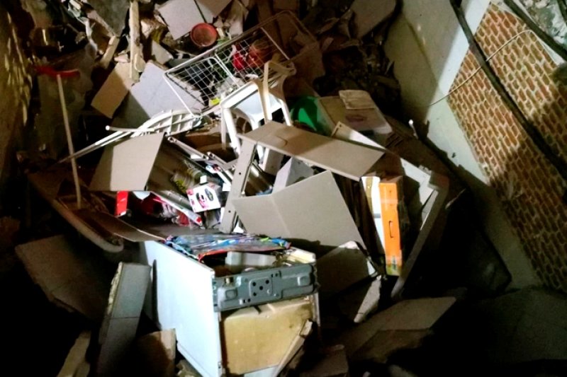 La terraza de una vivienda de Dénia se hunde y provoca daños materiales en dos locales comerciales  La terraza de una vivienda de Dénia se hunde y provoca daños materiales en dos locales comerciales