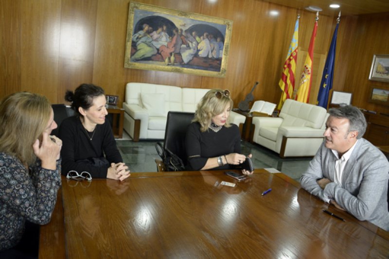 El Ayuntamiento de Xàbia renueva la colaboración con Amadem y Aprosdeco El Ayuntamiento de Xàbia renueva la colaboración con Amadem y Aprosdeco