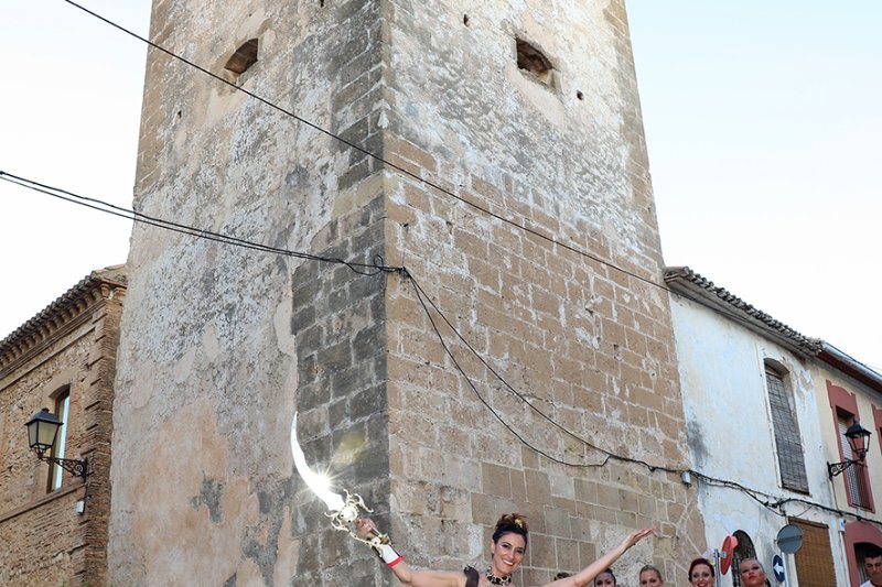 La reconquista del castillo por el bando de la cruz sube la temperatura a los moros y cristianos de El Verger La reconquista del castillo por el bando de la cruz sube la temperatura a los moros y cristianos de El Verger