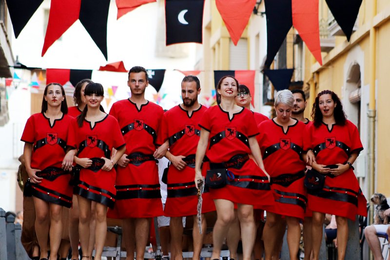 La reconquista del castillo por el bando de la cruz sube la temperatura a los moros y cristianos de El Verger La reconquista del castillo por el bando de la cruz sube la temperatura a los moros y cristianos de El Verger