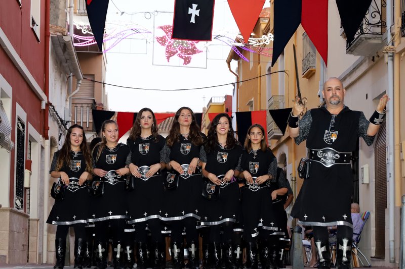 La reconquista del castillo por el bando de la cruz sube la temperatura a los moros y cristianos de El Verger La reconquista del castillo por el bando de la cruz sube la temperatura a los moros y cristianos de El Verger