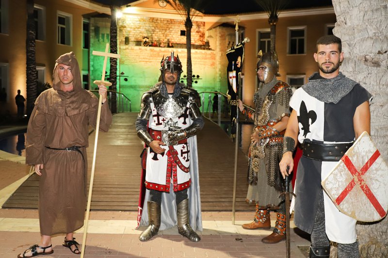 La reconquista del castillo por el bando de la cruz sube la temperatura a los moros y cristianos de El Verger La reconquista del castillo por el bando de la cruz sube la temperatura a los moros y cristianos de El Verger