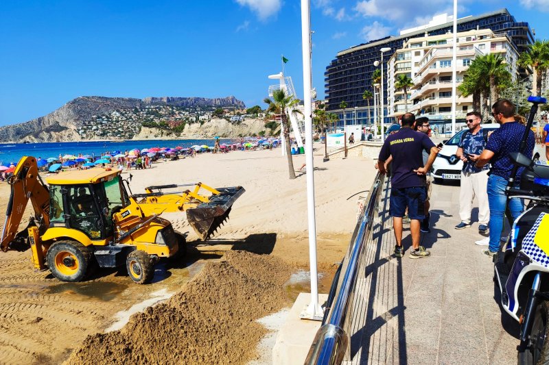 Calp prohíbe el baño en un tramo de la playa del Arenal-Bol por la posible rotura del colector de aguas depuradas Calp prohíbe el baño en un tramo de la playa del Arenal-Bol por la posible rotura del colector de aguas depuradas