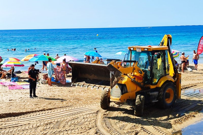Calp prohíbe el baño en un tramo de la playa del Arenal-Bol por la posible rotura del colector de aguas depuradas Calp prohíbe el baño en un tramo de la playa del Arenal-Bol por la posible rotura del colector de aguas depuradas