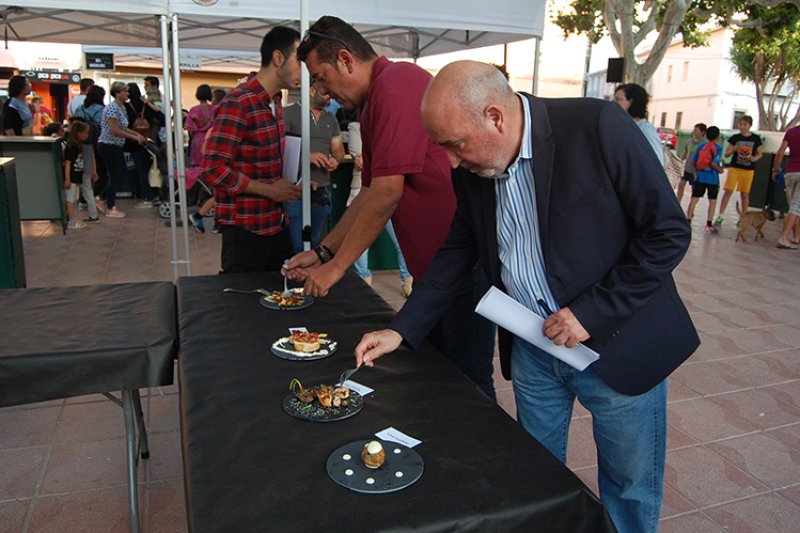 El Moss guanya el premi a la tapa d’innovació i Zorrilla a la de presentació de la fira Te’n vens de taPego El Moss guanya el premi a la tapa d’innovació i Zorrilla a la de presentació de la fira Te’n vens de taPego