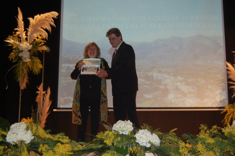 Benidoleig homenajea los treinta y un años de Inmaculada Mahiques al frente de la secretaría municipal con motivo de su jubilación Benidoleig homenajea los treinta y un años de Inmaculada Mahiques al frente de la secretaría municipal con motivo de su jubilación