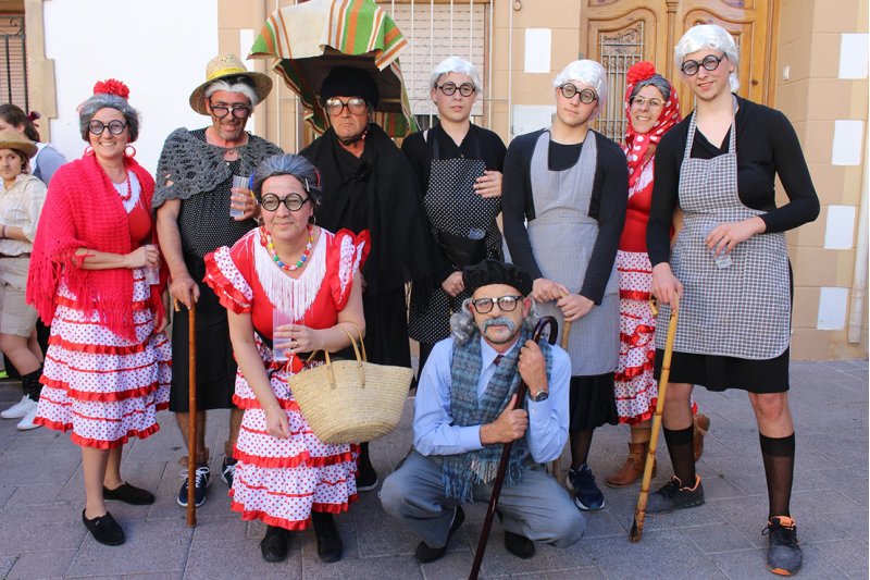 Disfresses, concursos, balls i l’ofrena de flors donen cos a les festes de la Mare de Déu de la Rosa a Poble Nou Disfresses, concursos, balls i l’ofrena de flors donen cos a les festes de la Mare de Déu de la Rosa a Poble Nou