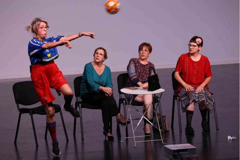 Valentes i Positives y la enrevesada historia de una familia de tres mujeres que se enriquece con la herencia del difunto hombre de la casa Valentes i Positives y la enrevesada historia de una familia de tres mujeres que se enriquece con la herencia del difunto hombre de la casa