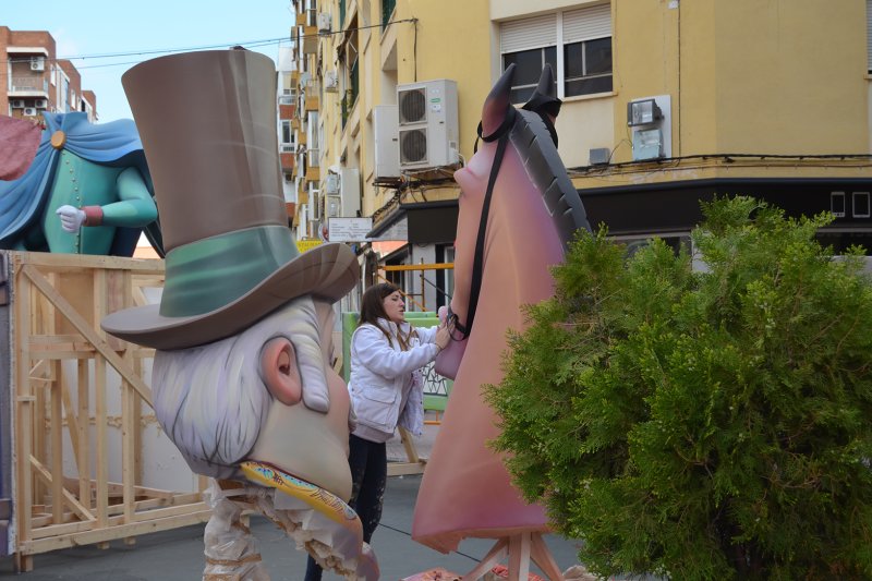 Els ninots de les falles comencen a eixir al carrer Els ninots de les falles comencen a eixir al carrer