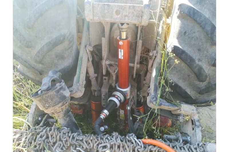 Los bomberos rescatan al conductor de un tractor accidentado en Xàbia Los bomberos rescatan al conductor de un tractor accidentado en Xàbia