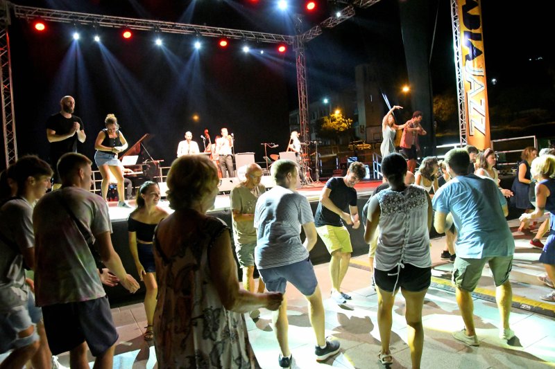En torno de 7.000 personas pasan por las tres actuaciones del festival Xàbia Jazz En torno de 7.000 personas pasan por las tres actuaciones del festival Xàbia Jazz