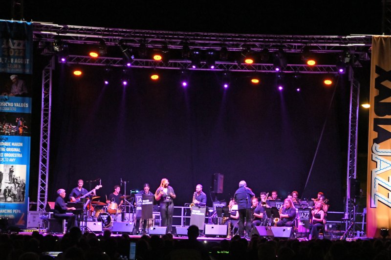 En torno de 7.000 personas pasan por las tres actuaciones del festival Xàbia Jazz En torno de 7.000 personas pasan por las tres actuaciones del festival Xàbia Jazz
