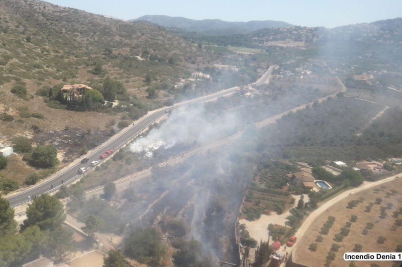 El incendio de La Xara queda controlado tras quemar casi un hectárea de matorral  El incendio de La Xara queda controlado tras quemar casi un hectárea de matorral