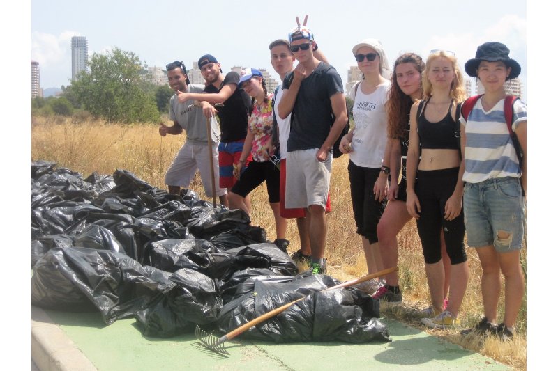 Voluntarios retiran 250 kilos de vidrio de Les Salines de Calp Voluntarios retiran 250 kilos de vidrio de Les Salines de Calp