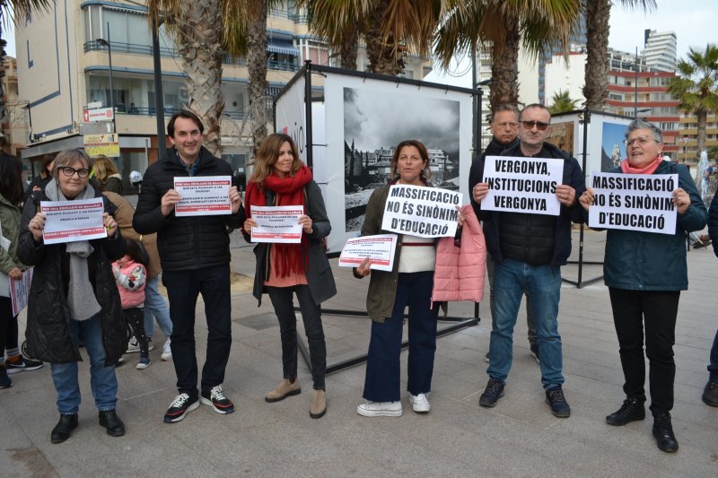 La Comunidad Educativa del instituto Ifach protesta por la masificación y la carencia de personal  La Comunidad Educativa del instituto Ifach protesta por la masificación y la carencia de personal