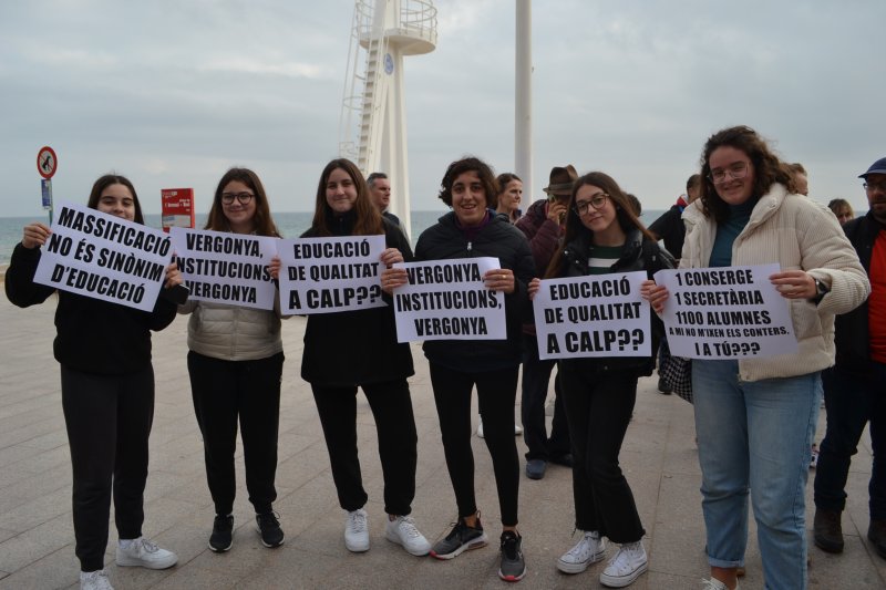 La Comunidad Educativa del instituto Ifach protesta por la masificación y la carencia de personal  La Comunidad Educativa del instituto Ifach protesta por la masificación y la carencia de personal