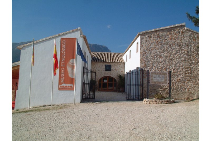 Renovación de operarios para hacer más bonita la Casa Cocó de Calp Renovación de operarios para hacer más bonita la Casa Cocó de Calp