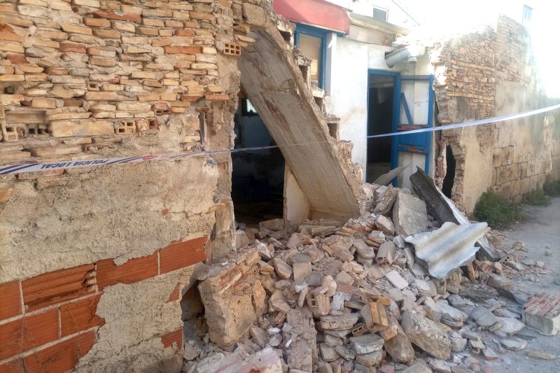 Cae un muro en la avenida Marquesado de Dénia sin causar daños Cae un muro en la avenida Marquesado de Dénia sin causar daños