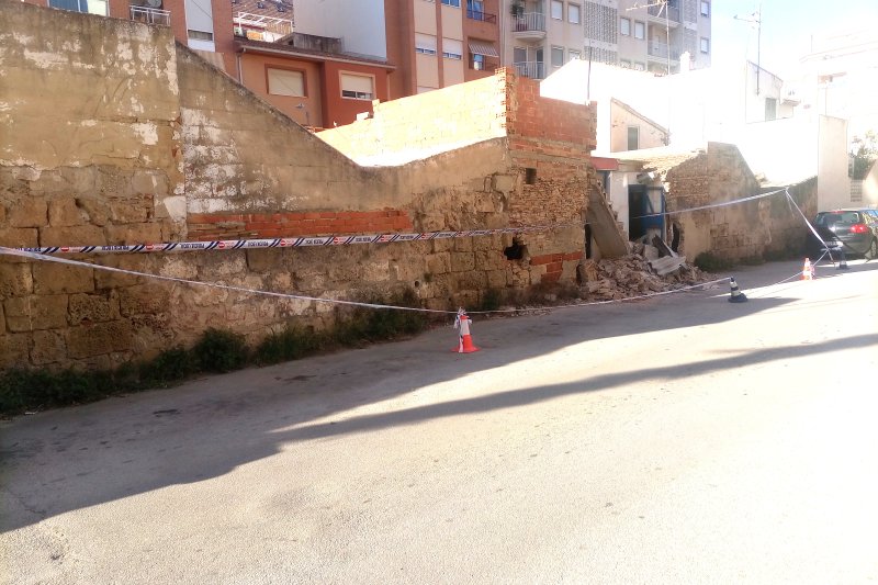Cae un muro en la avenida Marquesado de Dénia sin causar daños Cae un muro en la avenida Marquesado de Dénia sin causar daños