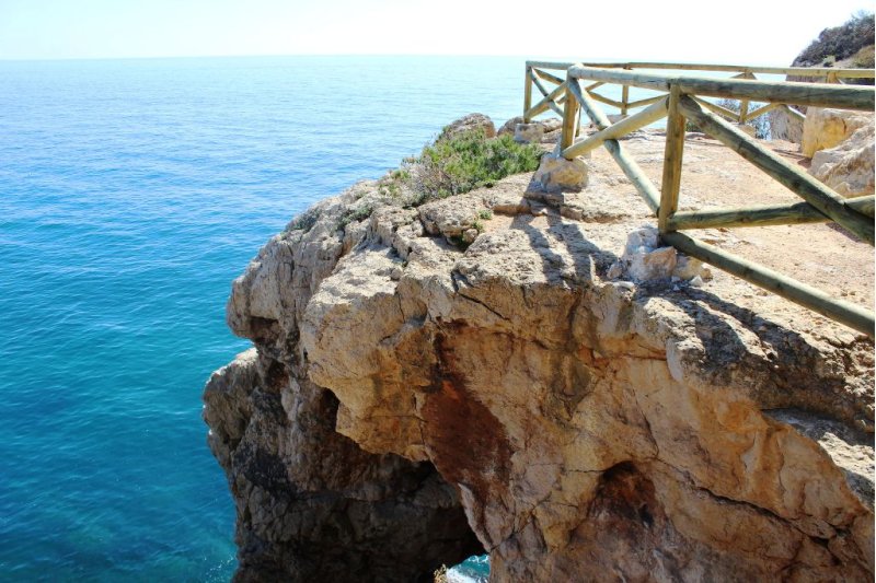 Nuevo mirador en la plataforma sobre la Cova dels Arcs en Poble Nou Nuevo mirador en la plataforma sobre la Cova dels Arcs en Poble Nou