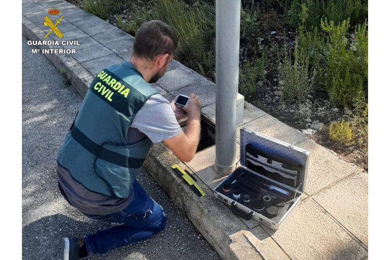 La Guardia Civil desarticula un grupo especializado en el robo de cables de luz  La Guardia Civil desarticula un grupo especializado en el robo de cables de luz