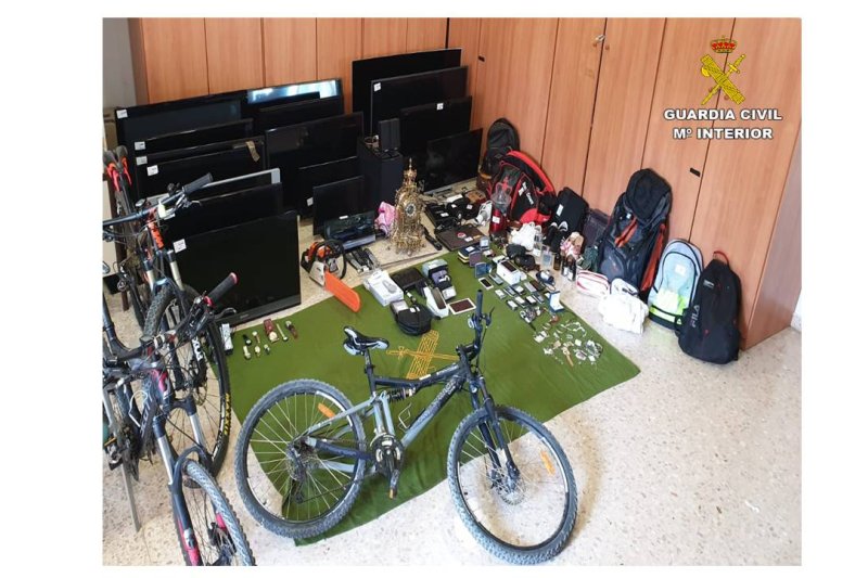 La Guardia Civil detiene a seis personas por robos en urbanizaciones del interior de la comarca  La Guardia Civil detiene a seis personas por robos en urbanizaciones del interior de la comarca