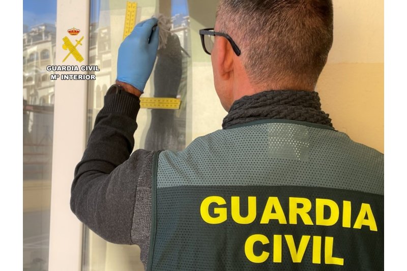 La Guardia Civil detiene al atracador de un banco de El Verger  La Guardia Civil detiene al atracador de un banco de El Verger