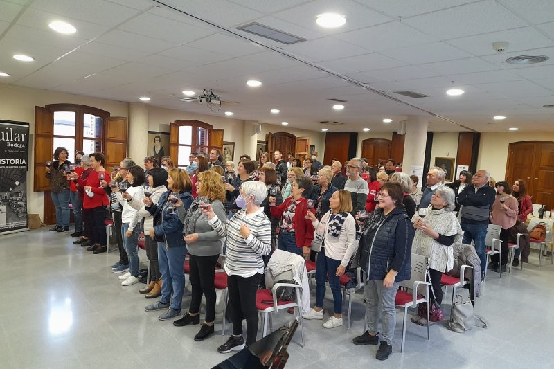 Contahistorias para adultos con vino conmemoran el Día Internacional del Libro en Ondara Contahistorias para adultos con vino conmemoran el Día Internacional del Libro en Ondara