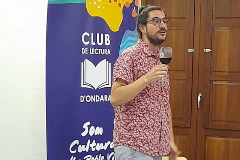 Contahistorias para adultos con vino conmemoran el Día Internacional del Libro en Ondara Contahistorias para adultos con vino conmemoran el Día Internacional del Libro en Ondara