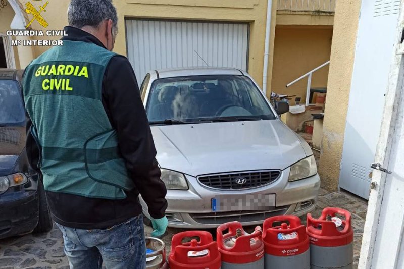 La Guardia Civil detiene a un vecino de Xàbia por robar 155 bombonas de butano y propano en la Marina Alta La Guardia Civil detiene a un vecino de Xàbia por robar 155 bombonas de butano y propano en la Marina Alta