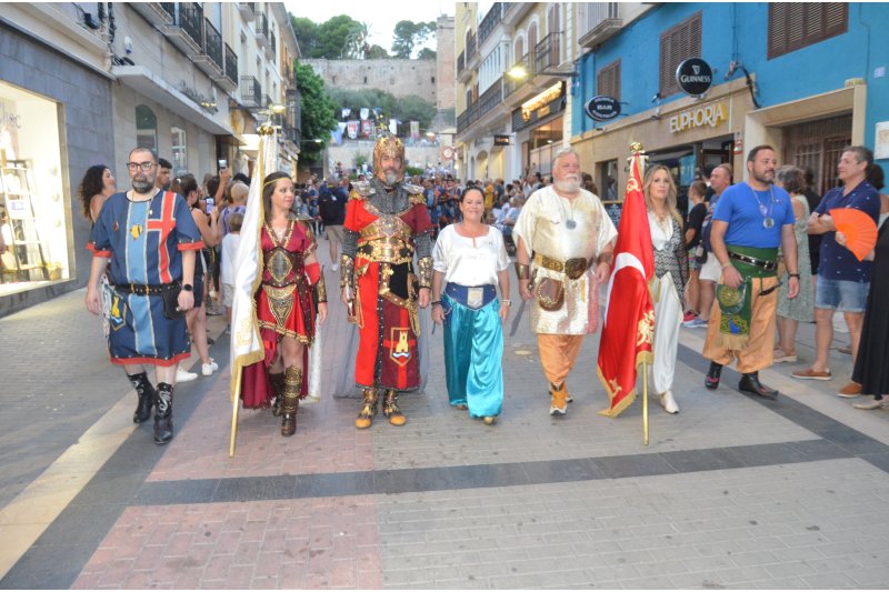 La calle Marqués de Campo, a tope para disfrutar con las filaes de Moros i Cristians  La calle Marqués de Campo, a tope para disfrutar con las filaes de Moros i Cristians