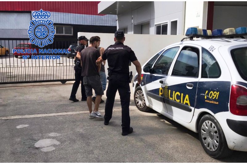La Policía Nacional detiene in fraganti a dos hombres tras robar en una vivienda y en un establecimiento en Dénia  La Policía Nacional detiene in fraganti a dos hombres tras robar en una vivienda y en un establecimiento en Dénia