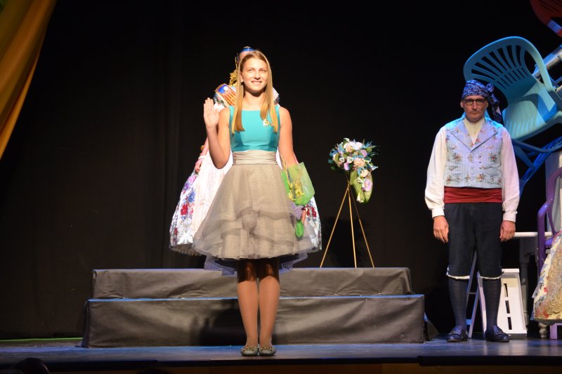 Versos de Maria Ibars y un cuento infantil acompañan a Aida Gavilà y Noa Dacosta en sus presentaciones como Falleras  Mayores  Versos de Maria Ibars y un cuento infantil acompañan a Aida Gavilà y Noa Dacosta en sus presentaciones como Falleras  Mayores