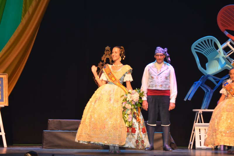 Versos de Maria Ibars y un cuento infantil acompañan a Aida Gavilà y Noa Dacosta en sus presentaciones como Falleras  Mayores  Versos de Maria Ibars y un cuento infantil acompañan a Aida Gavilà y Noa Dacosta en sus presentaciones como Falleras  Mayores