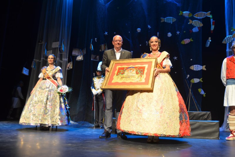 Versos de Maria Ibars y un cuento infantil acompañan a Aida Gavilà y Noa Dacosta en sus presentaciones como Falleras  Mayores  Versos de Maria Ibars y un cuento infantil acompañan a Aida Gavilà y Noa Dacosta en sus presentaciones como Falleras  Mayores