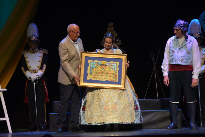 Versos de Maria Ibars y un cuento infantil acompañan a Aida Gavilà y Noa Dacosta en sus presentaciones como Falleras  Mayores  Versos de Maria Ibars y un cuento infantil acompañan a Aida Gavilà y Noa Dacosta en sus presentaciones como Falleras  Mayores