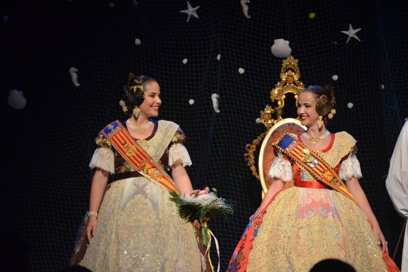 Versos de Maria Ibars y un cuento infantil acompañan a Aida Gavilà y Noa Dacosta en sus presentaciones como Falleras  Mayores  Versos de Maria Ibars y un cuento infantil acompañan a Aida Gavilà y Noa Dacosta en sus presentaciones como Falleras  Mayores